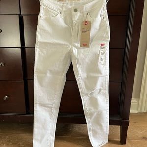 Never worn! New with tags! Levi’s white skinny crop jeans with ankle frayed.
